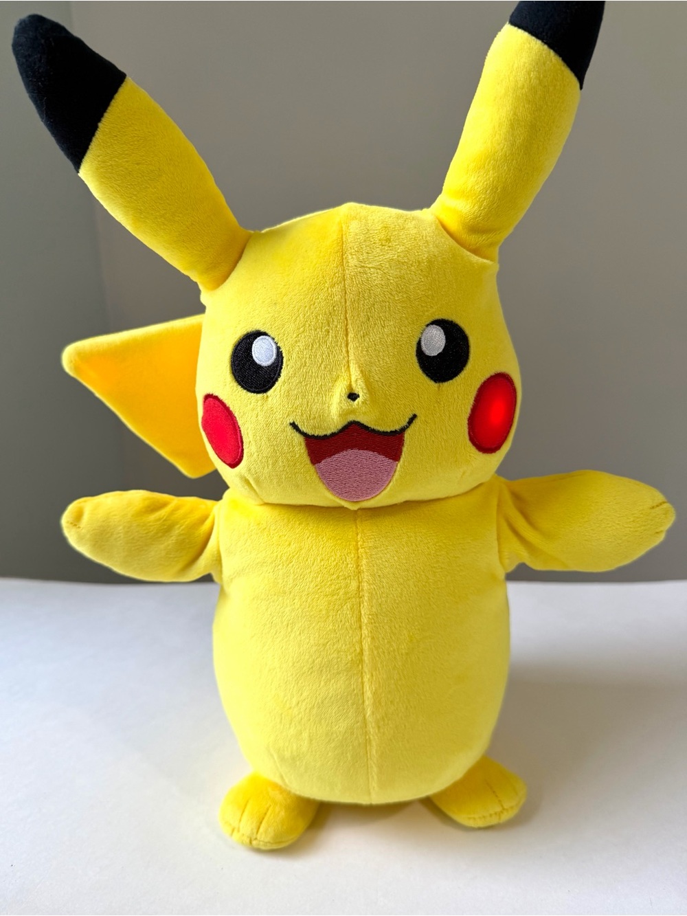 Pokémon Pikachu Electric Charge Plush Interactive Light-Up Sounds Motion WORKS